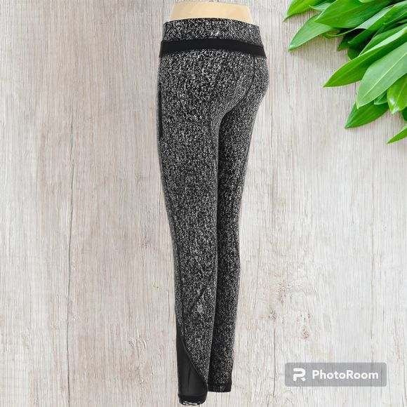 Lululemon Inspire Tight II Size 4 EUC - Picture 5 of 10